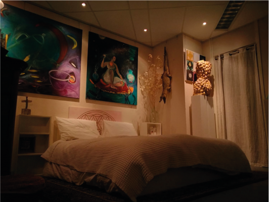 ateljee2-vrienden-op-fiets-bed-gezellig-donker